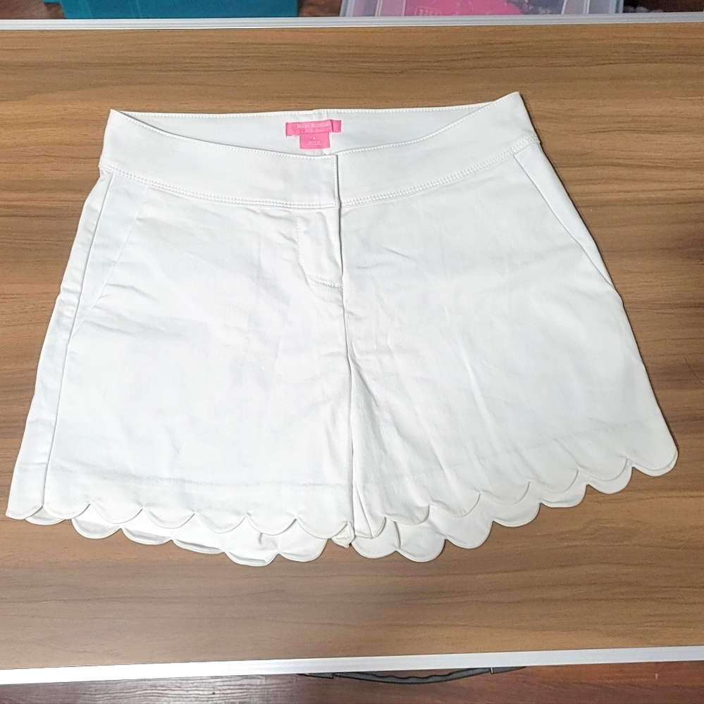 Isaac Mizrahi White Scalloped Shorts